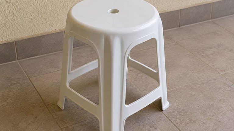 Para que serve o buraco no meio do banquinho de plástico?