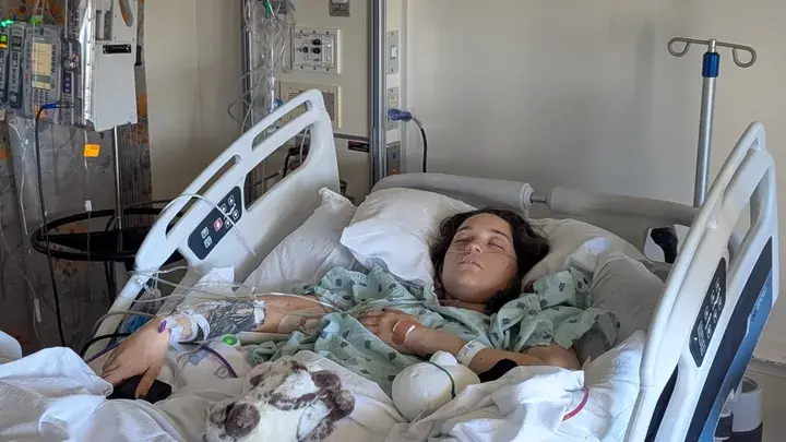 Mulher de 22 anos fica paralisada após um “incidente inimaginável” enquanto tricotava em um parque com a melhor amiga