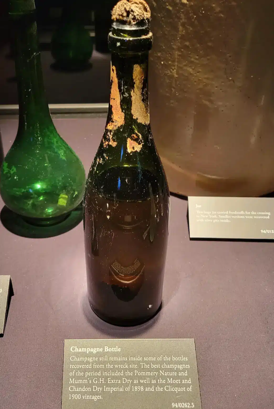 Uma garrafa de champanhe recuperada dos destroços do Titanic está em exibição em um museu (Reddit)