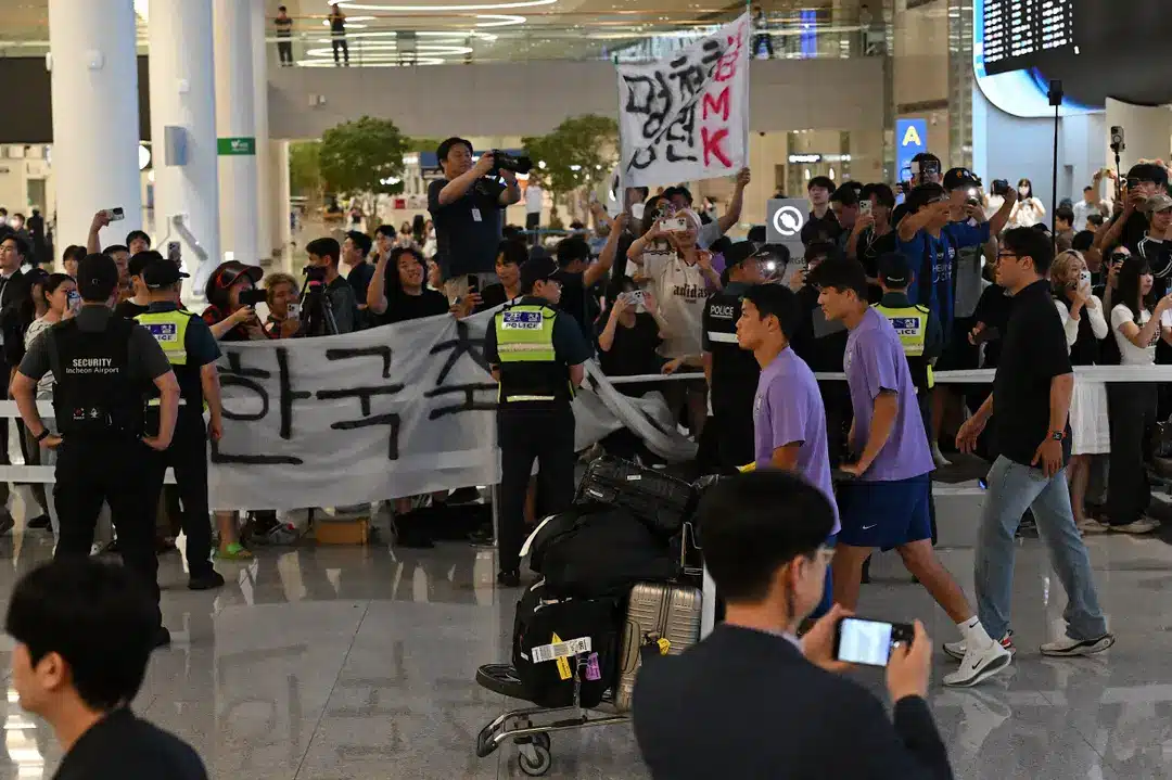 A polícia antimotim foi enviada ao aeroporto.
