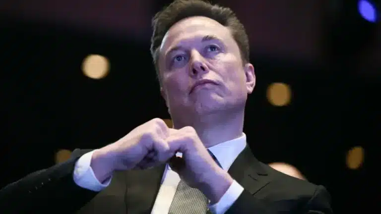 A quantia impressionante que cada pessoa no mundo poderia receber se Elon Musk dividisse igualmente sua fortuna de US$ 1,4 trilhão
