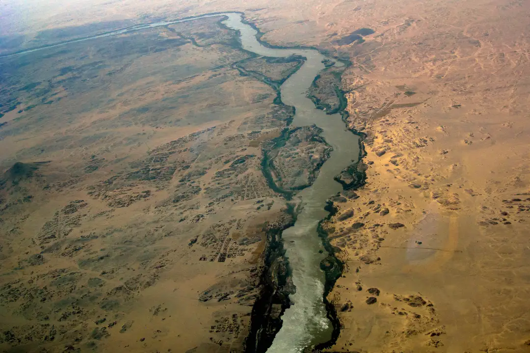 Acredita-se que os túmulos datam de cerca de 4000–3000 a.C., o que os torna com cerca de 6.000 anos e anteriores ao Egito faraônico