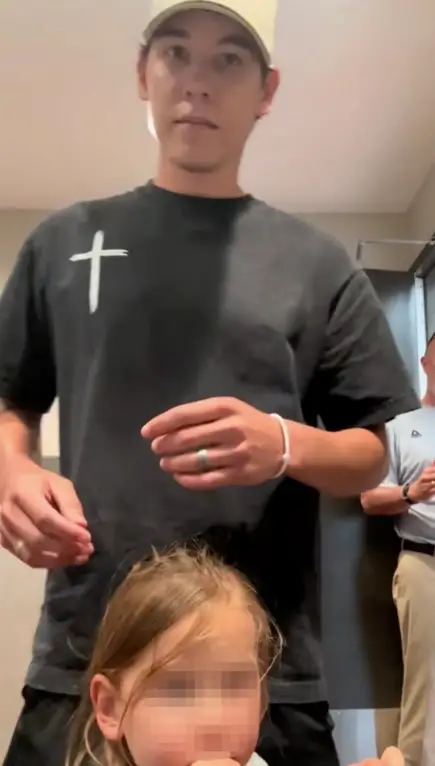 Homem é demitido após chamar a polícia contra um pai que levava as filhas ao banheiro feminino Brodsky insistiu que o banheiro estava 'vazio' quando ele chegou e levou suas filhas para dentro (TikTok/@tylerbrodsky2)