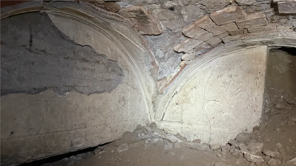 Decoração em estuque preservada nas abóbadas de uma antiga casa romana.