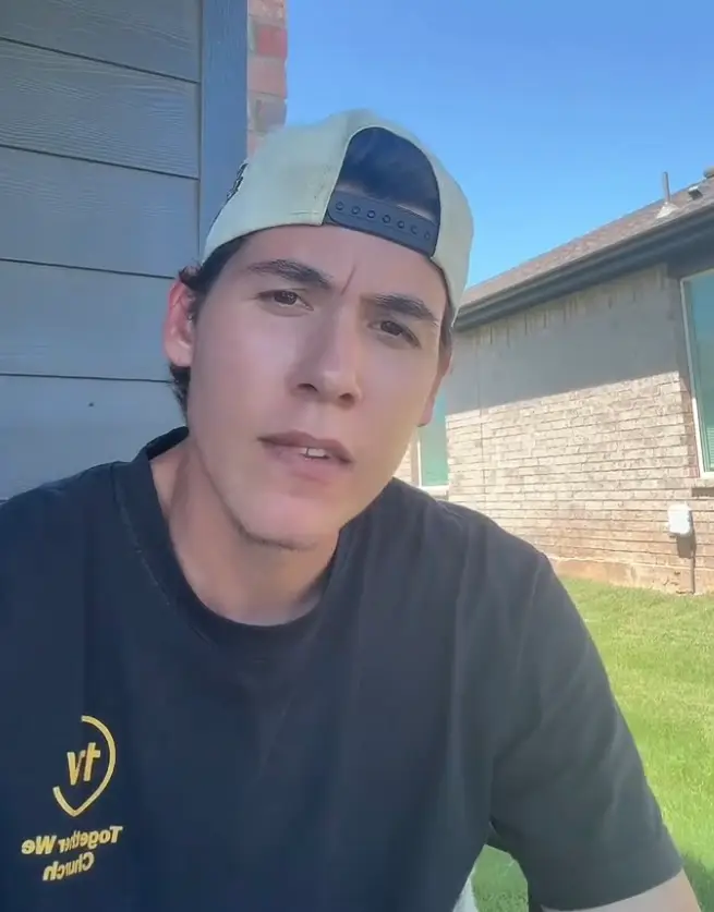 Homem é demitido após chamar a polícia contra um pai que levava as filhas ao banheiro feminino Ele disse que espera que o incidente dê início a uma "conversa que leve a mudanças positivas" (TikTok/@tylerbrodsky2)