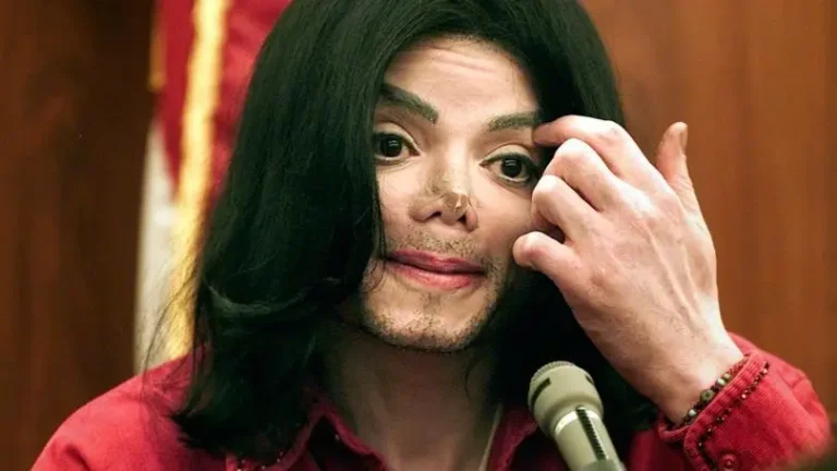 Ex-segurança de Michael Jackson revela por que o astro usava uma fita adesiva no nariz