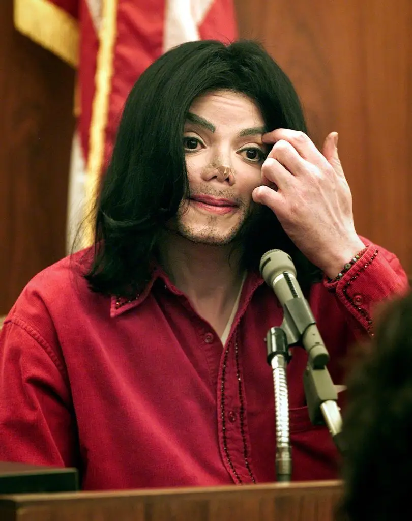 Fita adesiva visível no nariz de Jackson durante uma audiência judicial em 2002.