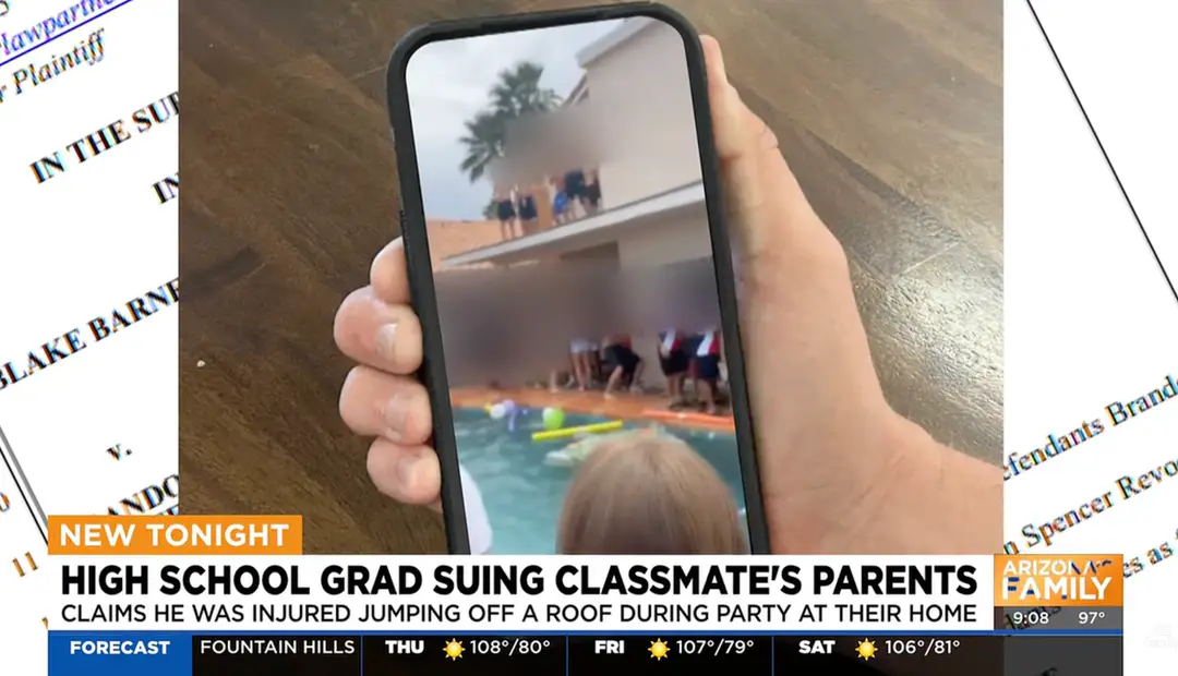 Adolescente que teve a orelha arrancada após dar um salto em uma piscina durante o "dia de faltar às aulas" agora está processando os pais que organizaram o evento Imagens de vídeo mostraram adolescentes pulando de um telhado para uma piscina (Arizona's Family)