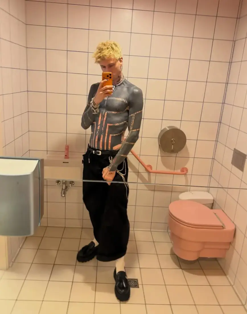 Machine Gun Kelly revela efeitos colaterais assustadores após cobrir o corpo com tatuagens blackout consideradas "quase impossíveis" de fazer MGK acabou sofrendo alguns efeitos colaterais assustadores (Instagram/@machinegunkelly)