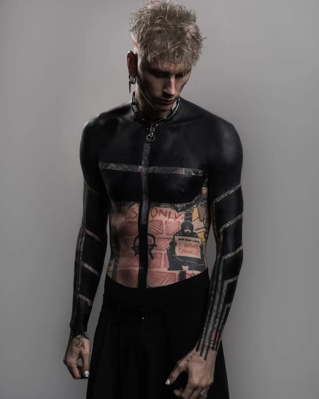 Machine Gun Kelly revela efeitos colaterais assustadores após cobrir o corpo com tatuagens blackout consideradas "quase impossíveis" de fazer Machine Gun Kelly decidiu fazzer isso (Instagram/@machinegunkelly)
