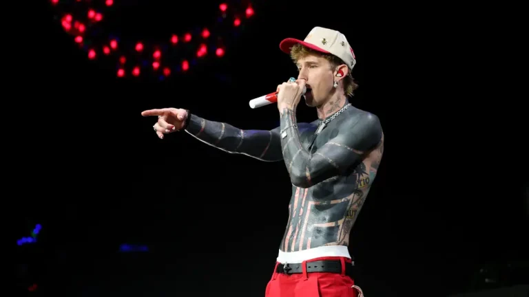 Machine Gun Kelly revela efeitos colaterais assustadores após cobrir o corpo com tatuagens blackout consideradas "quase impossíveis" de fazer