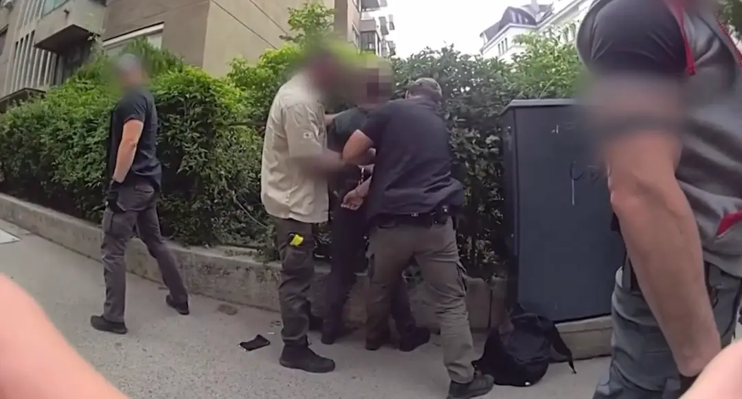 Homem é preso sob suspeita de roubar partes de corpos humanos de cemitérios após uma descoberta macabra O homem foi detido depois que a polícia foi informada sobre seu suposto esconderijo (Departamento Nacional de Investigação da Hungria).