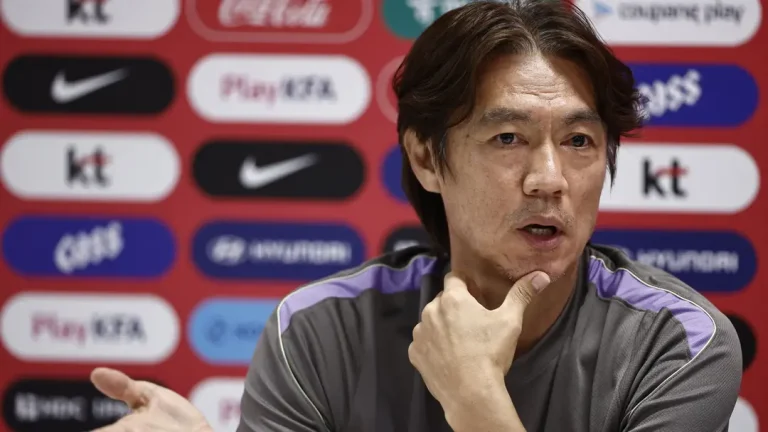 Polícia de choque foi mobilizada enquanto a seleção da Coreia do Sul retornava da Copa do Mundo, após o técnico receber ameaças de morte