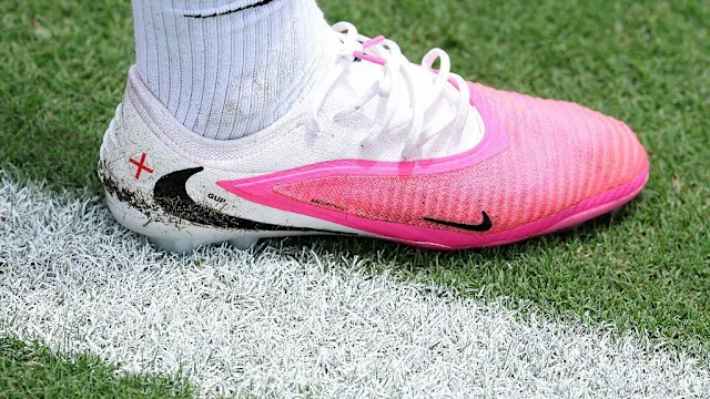 Por que tantos jogadores estão usando chuteiras rosas na Copa do Mundo?