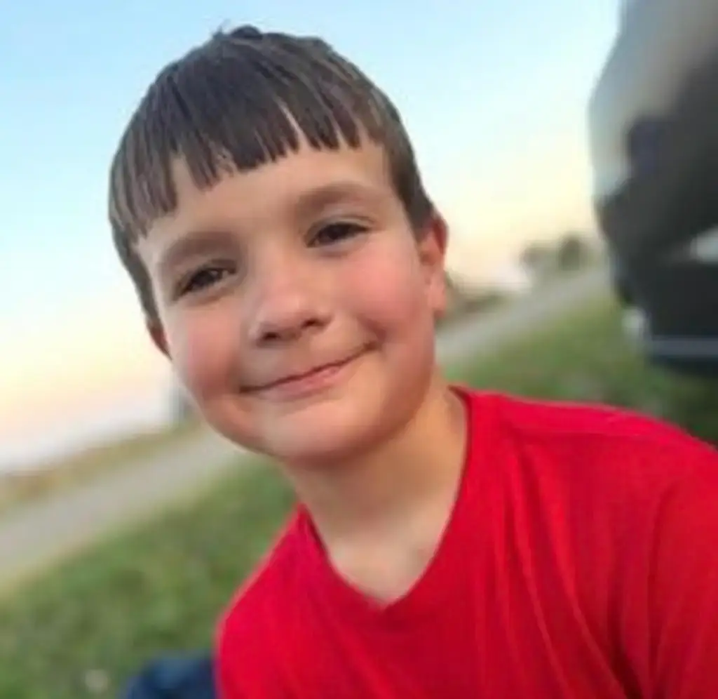 Menino de 8 anos está sendo chamado de "o garoto mais corajoso do país" após morrer tragicamente ao tentar salvar a mãe de um ataque violento