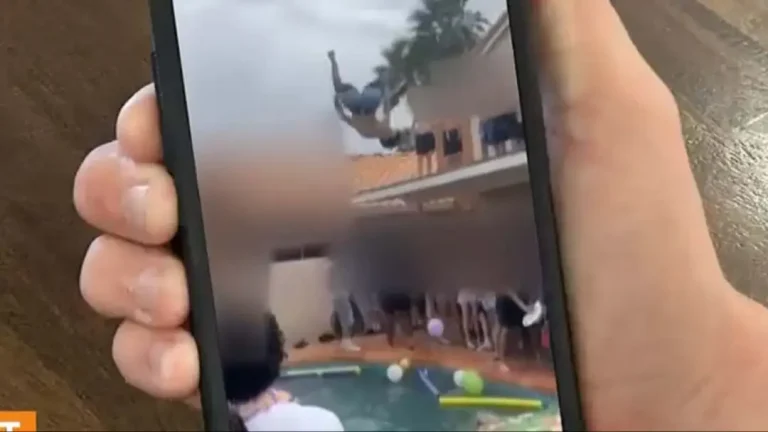 Adolescente que teve a orelha arrancada após dar um salto em uma piscina durante o "dia de faltar às aulas" agora está processando os pais que organizaram o evento