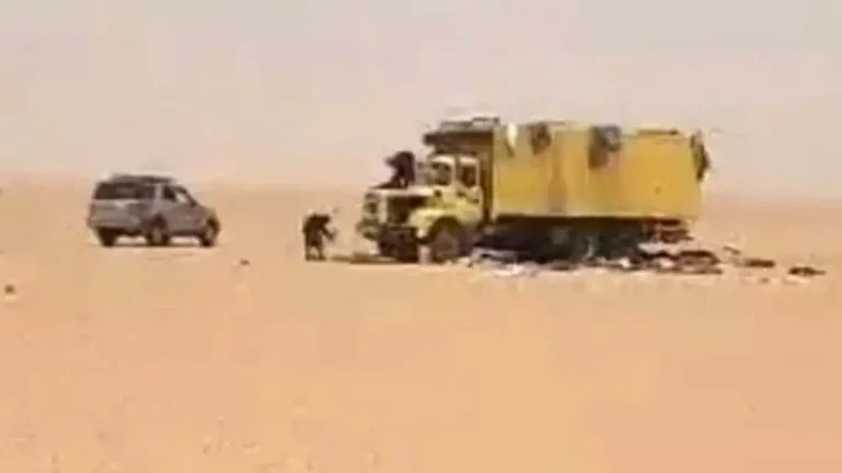 Quase 50 pessoas morrem de sede após um caminhão quebrar no meio do deserto do Saara
